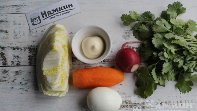 Салат из пекинской капусты с яйцом, редиской и морковью