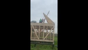 Подъем каркасных стен своими руками с помощью лебедки, помощь другу (видео 1)