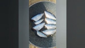 Луфарь и ставрида в томатном соусе)