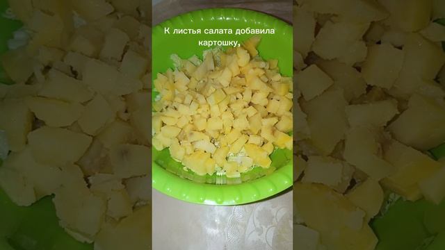 Освежающий салат 🥗 из огурцов и листья салата #рекомендации #салатизогурцов