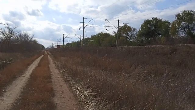 ЭД9М сообщением Оренбург-не знаю куда. О.п. 10 км,мост над железной дорогой. смотреть онлайн