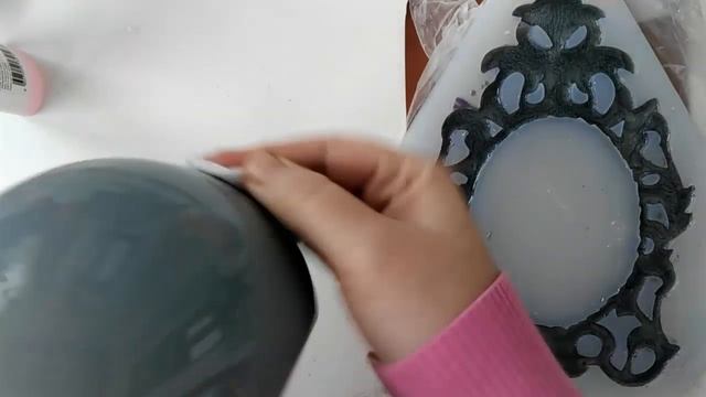 Кашпо украшенное эпоксидной смолой фиолетового цвета из силиконой рамки смотреть онлайн