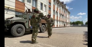 Командующий группировкой "отважных" генерал-полковник Александр Лапин наградил военных.