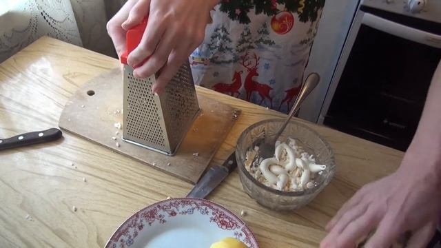 Салат Мимоза. Салат Мимоза с консервами, готовит аутист Ангелина