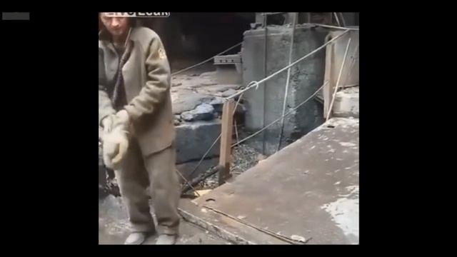 Сталевар засунул руку в расплавленный металл