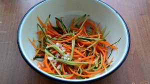 Салат из свежего огурца и моркови