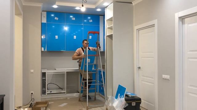 МОНТАЖ КУХНИ ЗОВ до потолка l DIY l Сборка и установка модулей, столешницы из искусственного камня.