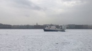 Судно на воздушной подушке на Неве