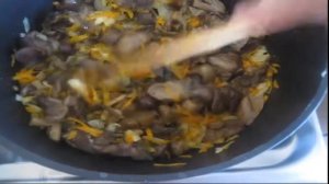 Капуста тушеная с грибами и куриными желудками