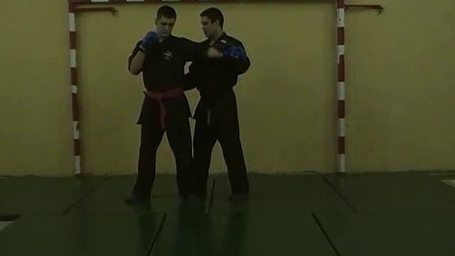 КЛУБ РУКОПАШНОГО БОЯ ВИТЯЗЬ 10 разряд ч13 приемы уход с ударом коленом сбоку и локтем сверху смотреть онлайн