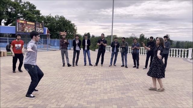 Черкесск Ловзар Лезгинка 2021 Девушки Танцуют Супер Чеченская Песня В Парке Зеленый Остров ALISHKA смотреть онлайн