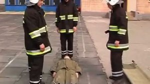 Способы укладки пострадавшего на носилки