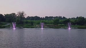 Поющие фонтаны на озере в деревне