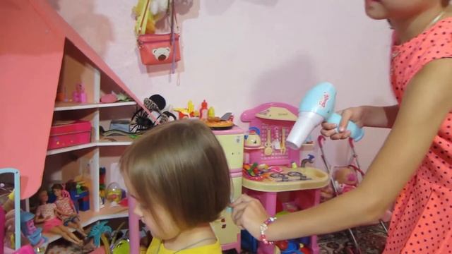 Леся и Юля играют в салон красоты. Веселая история для детей