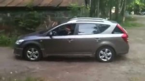 Натягивает ручной тормоз Kia Ceed ч.2