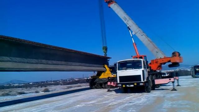 Разгрузка балки 33 метра