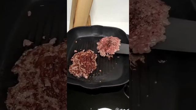 Готовим Смэш - бургер с говяжей котлетой, на хрустящей булочке с овощами