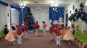 Танец солдатиков и кукол в спектакле "Щелкунчик"