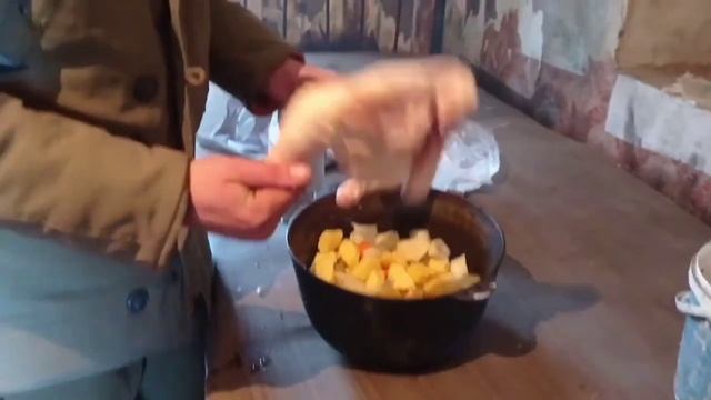 ЗАТОПИЛ СТАРУЮ ПЕЧЬ /ТУШУ КАРТОШКУ С ОКОРОЧКАМИ... смотреть онлайн