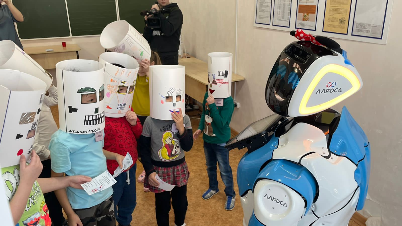 "Профессионалы"-2023: Строение робота-пылесоса изучили мирнинские школьники