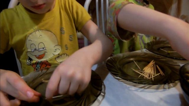 Конструктор из горошка и зубочисток | Дети делают домики из зелёного горошка и зубочисток