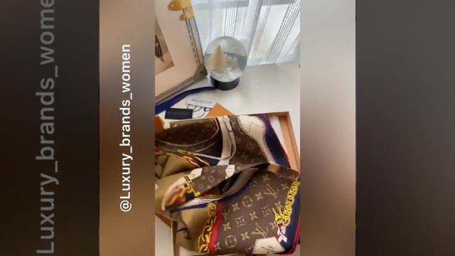Платок-Каре Louis Vuitton Tribute To LV платок смотреть онлайн