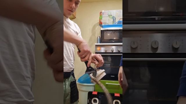 Мастер на час-Сантехник-Замена гибких шлангов и картриджа на магистральном фильтре смотреть онлайн