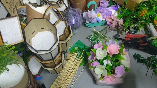 Мыло ручной работы. Букет в кашпо руки первый вариант.