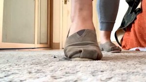 Giantess crushing little people