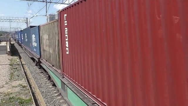 Тепловоз 2М62-0874 (ТЧЭ-2) с контейнерным поездом.