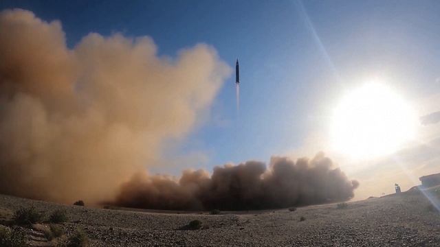 Иран запустил баллистическую ракету. Ракета старт. Баллистические ракеты Хайбар. Иран новая ракета. Полет баллистической ракеты в стратосфере.