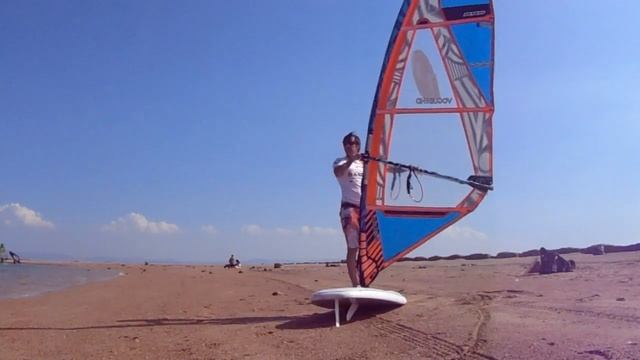 Виндсерфинг для начинающих. Как наполнить парус ветром. Начало движения - Surf College смотреть онлайн