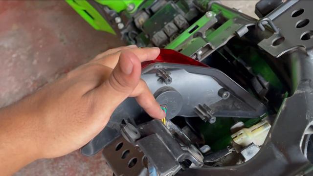 INTEGRATED TAIL LIGHT + MOTODYNAMIC FENDER ELIMINATOR INSTALL! | KAWASAKI NINJA 300 смотреть онлайн
