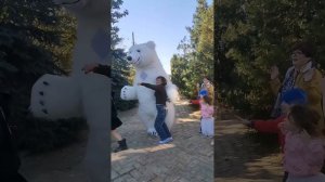 Мишка пришел поздравить малышку с днём рождения.