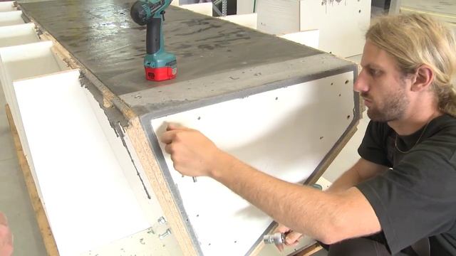 В Чехии изобрели "умную лавочку" с USB-розетками и Wi-Fi смотреть онлайн