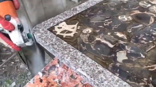 Стол из эпоксидной смолы и спилов септария