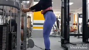 Приседания с узкой постановкой ног, держась за опору