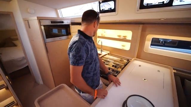 Яхта Oceanis Yacht 54. Будущая королева чартера от Beneteau. смотреть онлайн