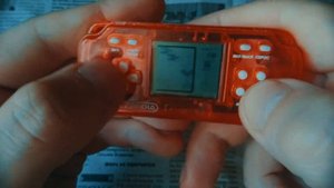 Игровая мини приставка - тетрис "Игроленд", по виду напоминающая PSP.