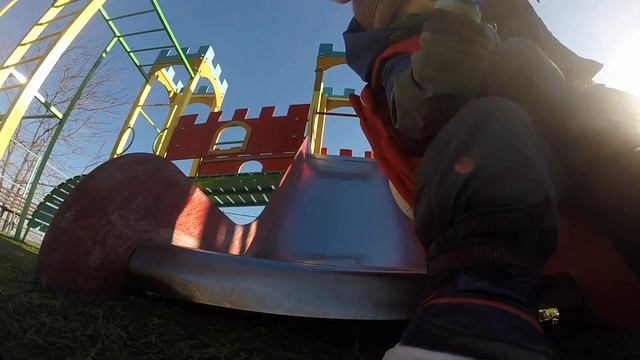 Эли играет на детской площадке | Обзор машинок | Игры с машинками | Про машинки | Для детей смотреть онлайн