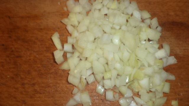 Салат из цветной капусты с охотничьими  колбасками