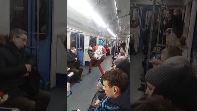 Сумасшедшие танцоры в метро смотреть онлайн