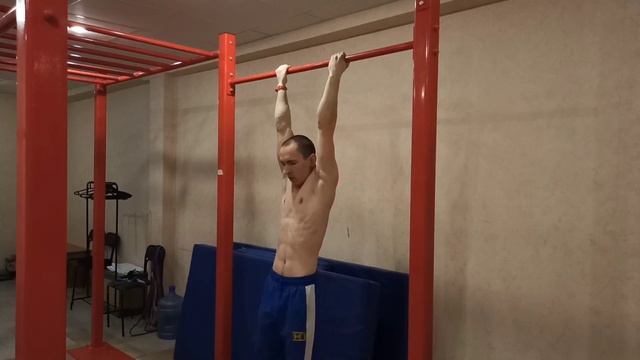 Продуктивный вечер пятницы. Подтягивания нижним хватом на бицепс и предплечья. смотреть онлайн