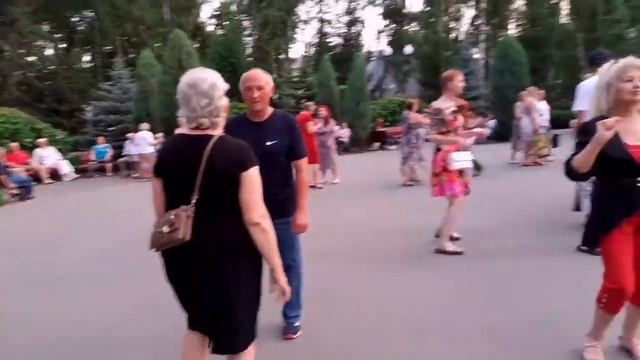 ПОЛЕВЫЕ ЦВЕТЫ СОБЕРУ БУКЕТ! СЧАСТЛИВЫЕ МОМЕНТЫ ИЗ ПАРКА ГОРЬКОГО ХАРЬКОВ смотреть онлайн