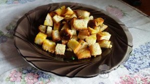 Соленые сухарики с чесноком