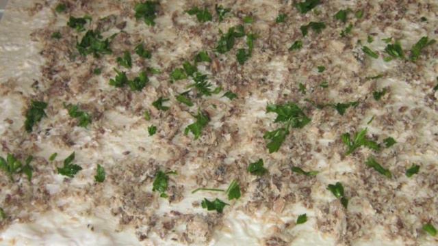 Рулет из лаваша с сардиной и яйцом