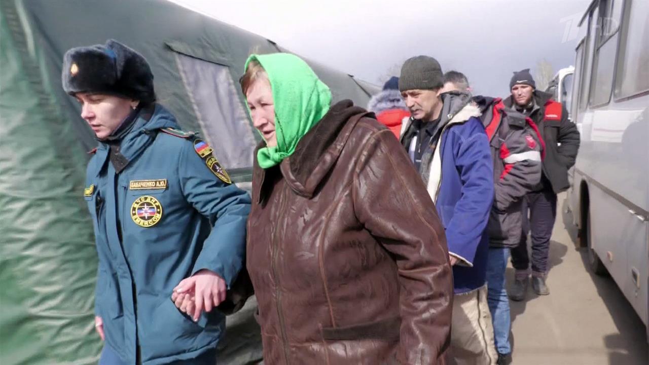 Вырвавшиеся из Мариуполя беженцы рассказали, как им в спину стреляли нацисты