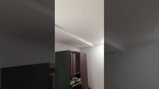 Натяжной потолок на кухне с https://studia-potolkov.ru/natyazhnye-potolki-s-podsvetkoi.html смотреть онлайн