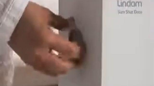 Lindam M+ Treppenschutzgitter Sure Shut Deco Metall-Holz zum Klemmen 75 - 82 cm смотреть онлайн