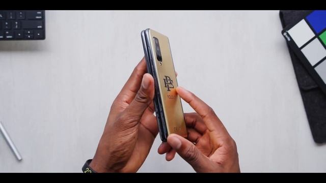 Складной телефон c фамилией Escobar. Escobar Fold 2 (MKBHD RU) смотреть онлайн